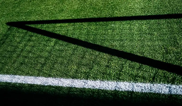 Eine Nahaufnahme des Umrisses eines Fußballplatzes, auf dem die Schatten des Tornetzes zu sehen sind. (Foto)