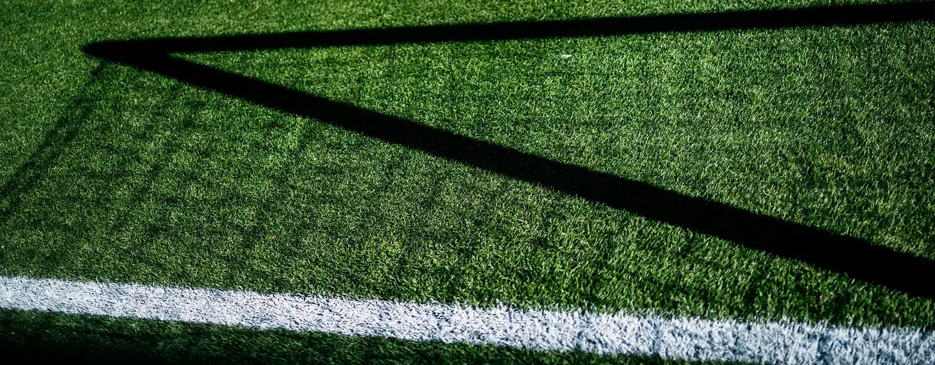 Eine Nahaufnahme des Umrisses eines Fußballplatzes, auf dem die Schatten des Tornetzes zu sehen sind. (Foto)