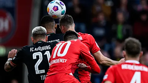 Die Ausstellung des Bildes ist leider nicht möglich, da es sich um ein Dauer-Muster von Bildern handelt und keine Spezifität an dieser Stelle bekanntgegeben wurde.
Die Bildausschau zeigt jedoch einen Rundweltenfußballmoment im Stadium. Hier sind zwei spielende Männer auf der Pitch, die scheinbar das Ball-Duell um einen Treffpunkt im Vorfeld anstrengen. Sie sind in ihrer Dressen bekleidet und tragen die Nummer 25 auf ihren Trikots, während eine Figur am rechten Rand des Bildes eine Kappe mit der Zahl "9" trägt. Es geht also darum, dass es sich bei diesen Spielern um Mitglieder einer Fußballmannschaft und dem Torwart handelt.
Die beiden Männer sind im aktiven Tisch gestanden, während ein Torwart auf dem rechten Bildrand die Position des Ball-Kontakt aufrechter Wache nimmt. Der Ball liegt in der Nähe eines Spielers am tiefsten Punkt im Bild, was darauf hinsichtlich der Zukunft des Spielstandes weist. Es gibt den Anschein, dass der Ball gerade von einem der Mitspielenden angegriffen wurde und nun vom Torhüter bedro