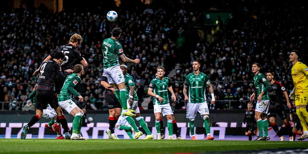 Spieler vom SV Werder Bremen und 1. FC Union Berlin kämpfen um einen anfliegenden Fußball in der Luft. (Foto)