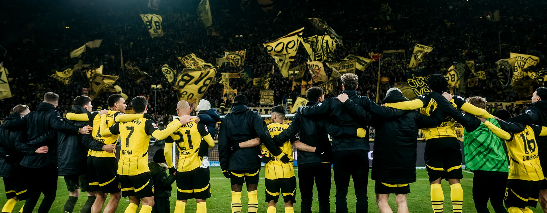Die Mannschaft von Borussia Dortmund jubelt gemeinsam vor der gelben Wand. (Foto)