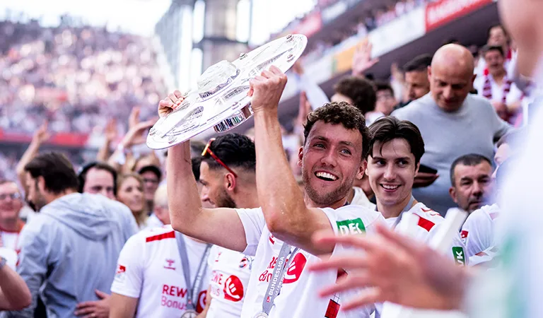 Luca Waldschmidt hebt voller Freude den Pokal zum Gewinn der 2. Bundesliga hoch. (Foto)