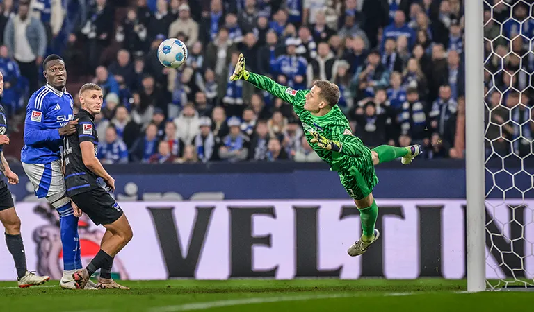 Bryan Lasme von Schalke 04 köpft den Ball in Richtung des Tores der Herthaner. (Foto)