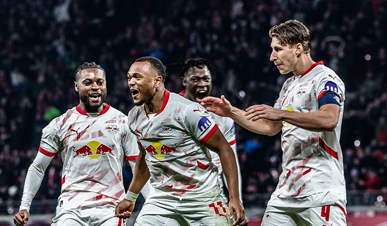 Spieler von RB Leipzig jubeln im weißen Trikot nach einem Treffer. (Foto)