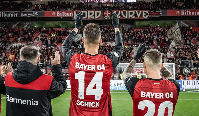 Patrik Schick, Alejandro Grimaldo und Aleix García von Bayer Leverkusen applaudieren der Nordkurve in Leverkusen. (Foto)
