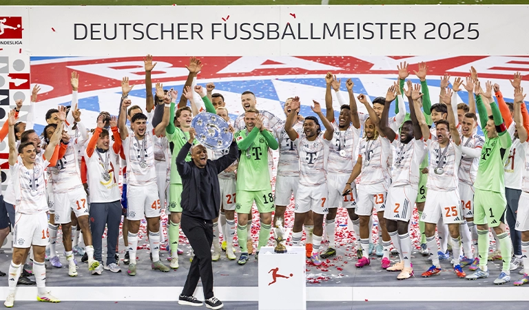 Die Mannschaft vom FC Bayern München bejubelt gemeinsam die Deutsche Meisterschaft 2025. (Foto)