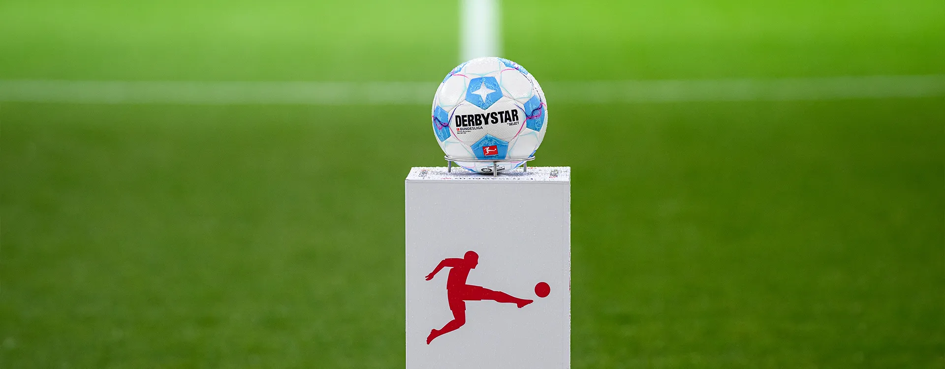 Der Derbystar-Fußball ist auf einer Erhöhung an der Mittellinie zu sehen. (Foto)
