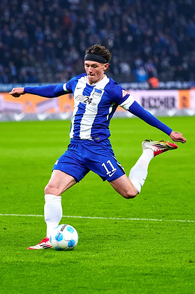 Fabian Reese schießt den Ball fokussiert. (Foto)