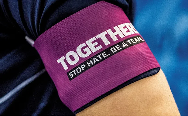 Nahaufnahme eines taunassen Fußballrasens bei Flutlicht (Foto)