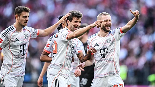 Thomas Müller, Konrad Laimer und Josip Stanišić jubeln gemeinsam. (Foto)