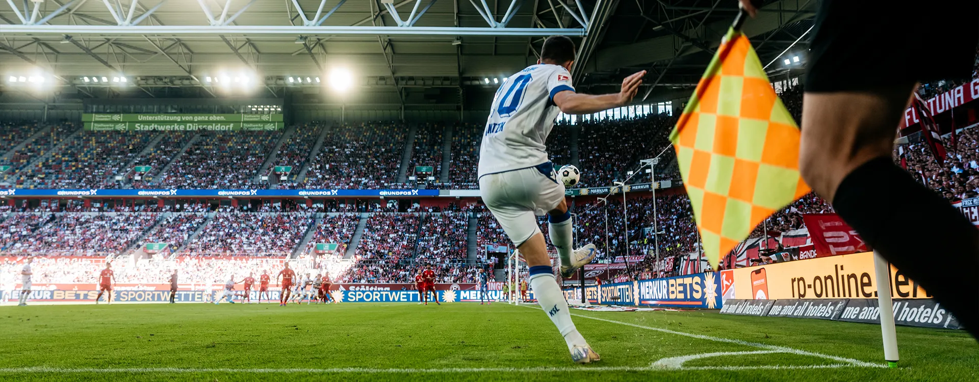 Marvin Wanitzek from KSC takes a corner kick. (Photo)