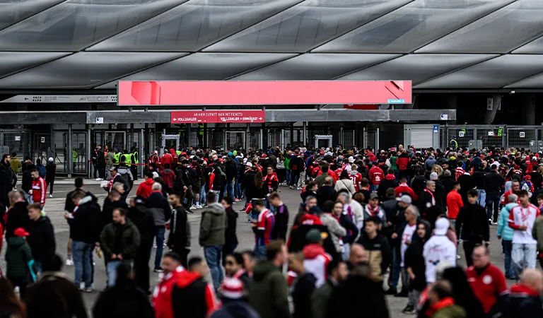 South entrance to the Allianz Arena during admission. (Photo)
