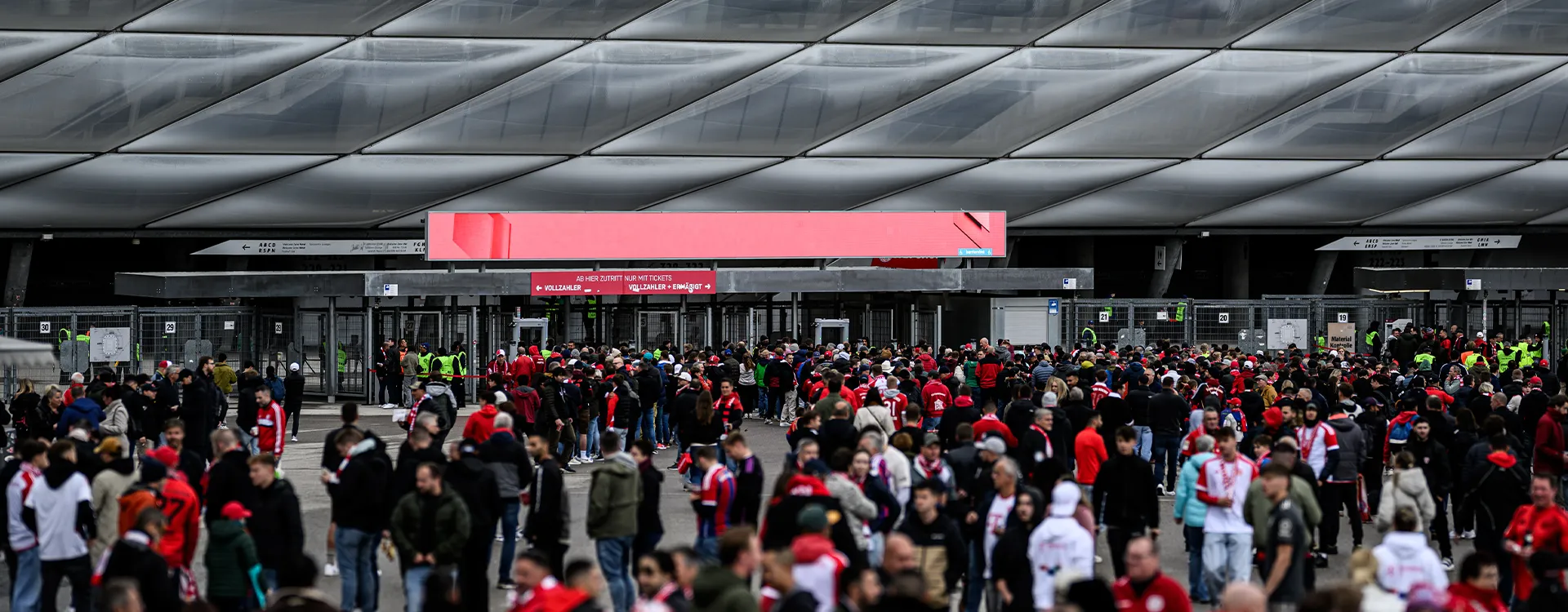 South entrance to the Allianz Arena during admission. (Photo)