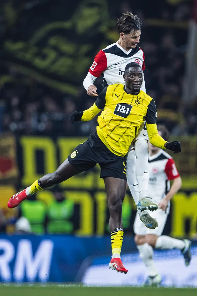 Serhou Guirassy in a header duel with Robin Koch. (Photo)