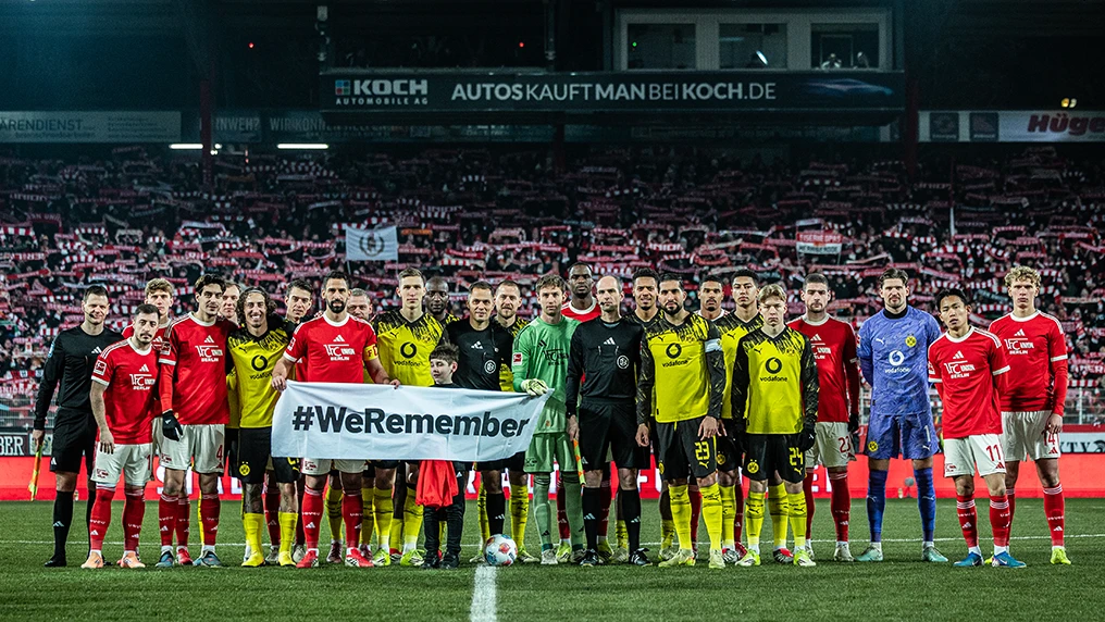 Players from Borussia Dortmund and 1. FC Union Berlin raised a banner with the words “#WeRemember” on the 22nd anniversary. (Photo)