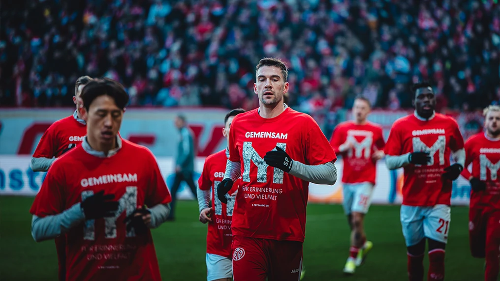 Players from 1. FSV Mainz 05 warm up wearing shirts promoting the “Together for Remembrance and Diversity” campaign day. (Photo)
