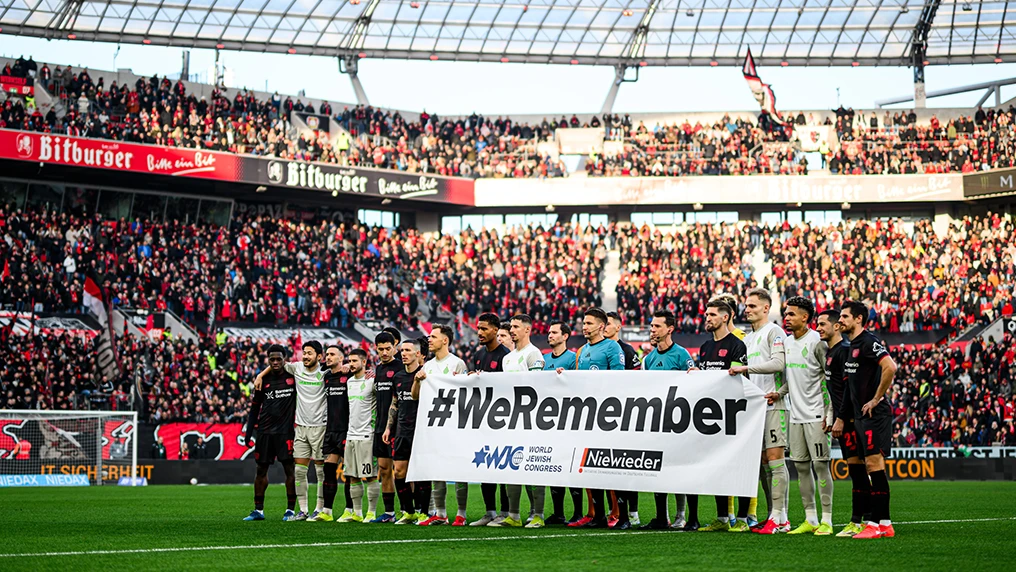 Players from Bayer 04 Leverkusen and SV Werder Bremen held up a banner with the words “#WeRemember” on the 22nd day of remembrance. (Photo)