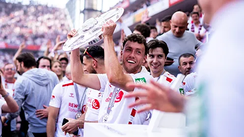 Luca Waldschmidt joyfully lifts the trophy to celebrate winning the 2nd Bundesliga. (Photo)